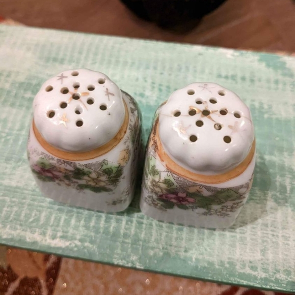 Beautiful Vintage Floral salt And Pepper Shakers. - Picture 4 of 8